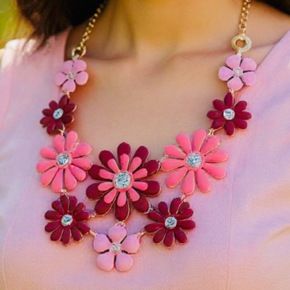 Stunning Flower Necklace 🌼 - Picture 2 of 3